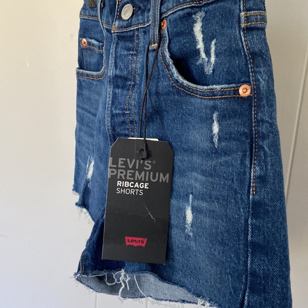 Levi’s Ribcage Shorts - Picture 6 of 7